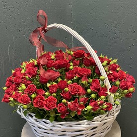 Кустовая роза в корзине