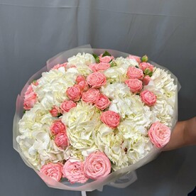 Гортензия и кустовая роза