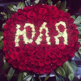 101-роза в корзине с именем