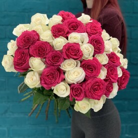 Букет 47 малиновых и белых роз