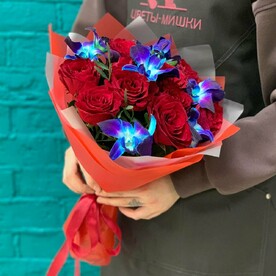 Букет из красной розы и синей орхидеи (дендробиум)