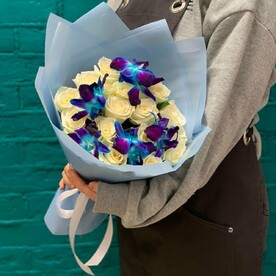 Букет из белой розы и орхидеи (дендробиум)