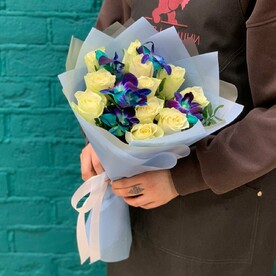 Букет из белой розы и дендробиума