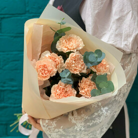 Букет из кремовых гвоздик и эвкалипта