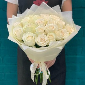 Букет из 19 белых роз