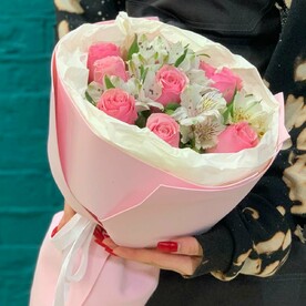 Букет из роз и альстромерий