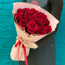 Букет из 15 алых роз