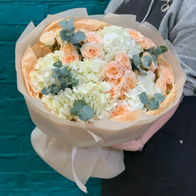 Букет из гортензии и кустовой розы