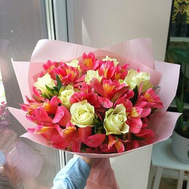 Букет из альстромерий  и роз