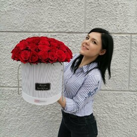 51 роза в шляпной коробке.