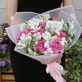 Букет из розовых роз и и белых альстромерий.