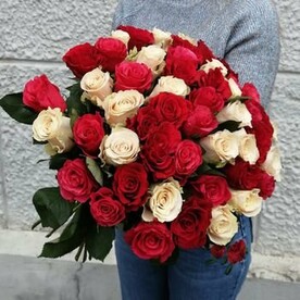 Букет из 51 красной и пудровой розы.