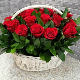 25 красных роз в корзине