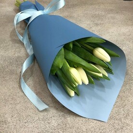 9 белых тюльпанов