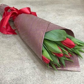 7 красных тюльпанов