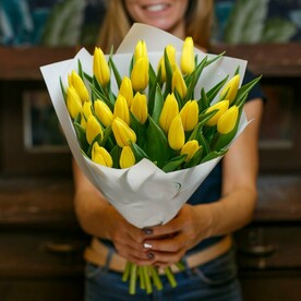 25 желтых тюльпанов