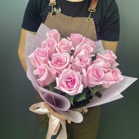 15 розовых роз