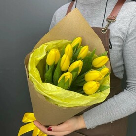 11 желтых тюльпанов