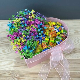 Коробка с гипсофилой и жевачки Love is