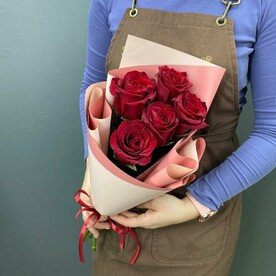5 красных роз