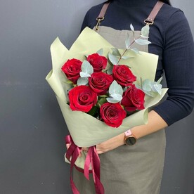 Букет из 7 красных роз с эвкалиптом