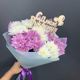 Букет из 7 кустовых хризантем с топпером