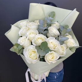 15 белых роз с эвкалиптом