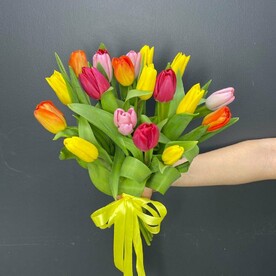Букет из 19 тюльпанов микс