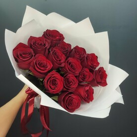 15 красных роз в оформлении