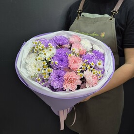 Букет сборный из кустовых хризантем и ромашки