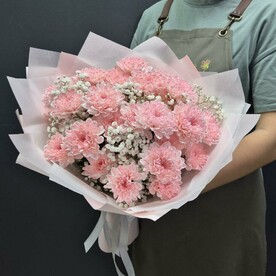 Букет нежный из хризантем с гипсофилой