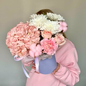 Цветы в сиреневой шляпке