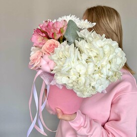 Нежная композиция в розовой шляпке