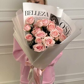 Розовые розы в матовой газете