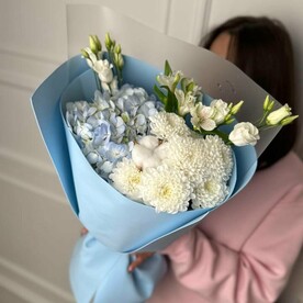 Букет с голубой гортензией и хризантемой