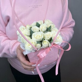 Белые розочки с эвкалиптом в сумочке