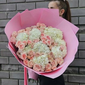 Букет-гигант из роз и гортензий