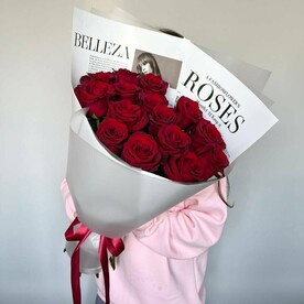 15 роз эквадор в стильном оформлении