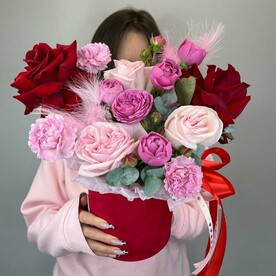 Пионовидные розы в бархатной коробке