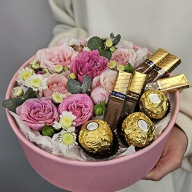 Розы со сладостями в шайбе