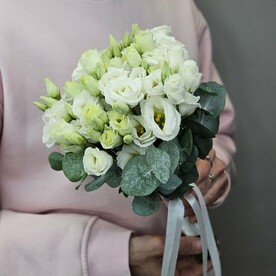 Букет невесты из эустомы и эвкалипта