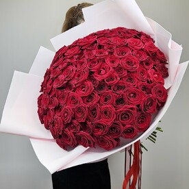 101 красная роза Россия в упаковке