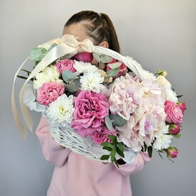 Корзина пионовидных роз с гортензией