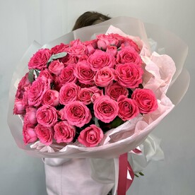 15 кустовых малиновых роз с эвкалиптом