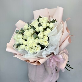 15 кустовых белых роз с эвкалиптом