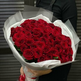 Букет из 51 красной розы 60 см в оформлении