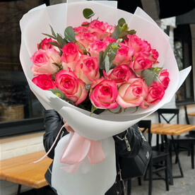 Букет из 25 бело-розовых роз 60 см с эвкалиптом в оформлении