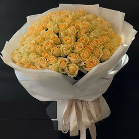 Букет из 101 персиковой розы 60 см в оформлении
