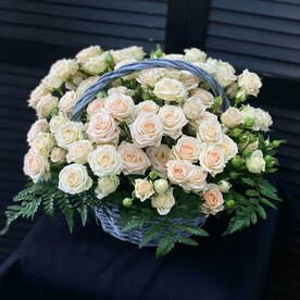 Кустовые розы в корзине