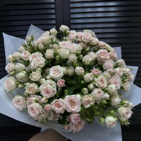 Букет из 13 кустовых роз 60 см в оформлении